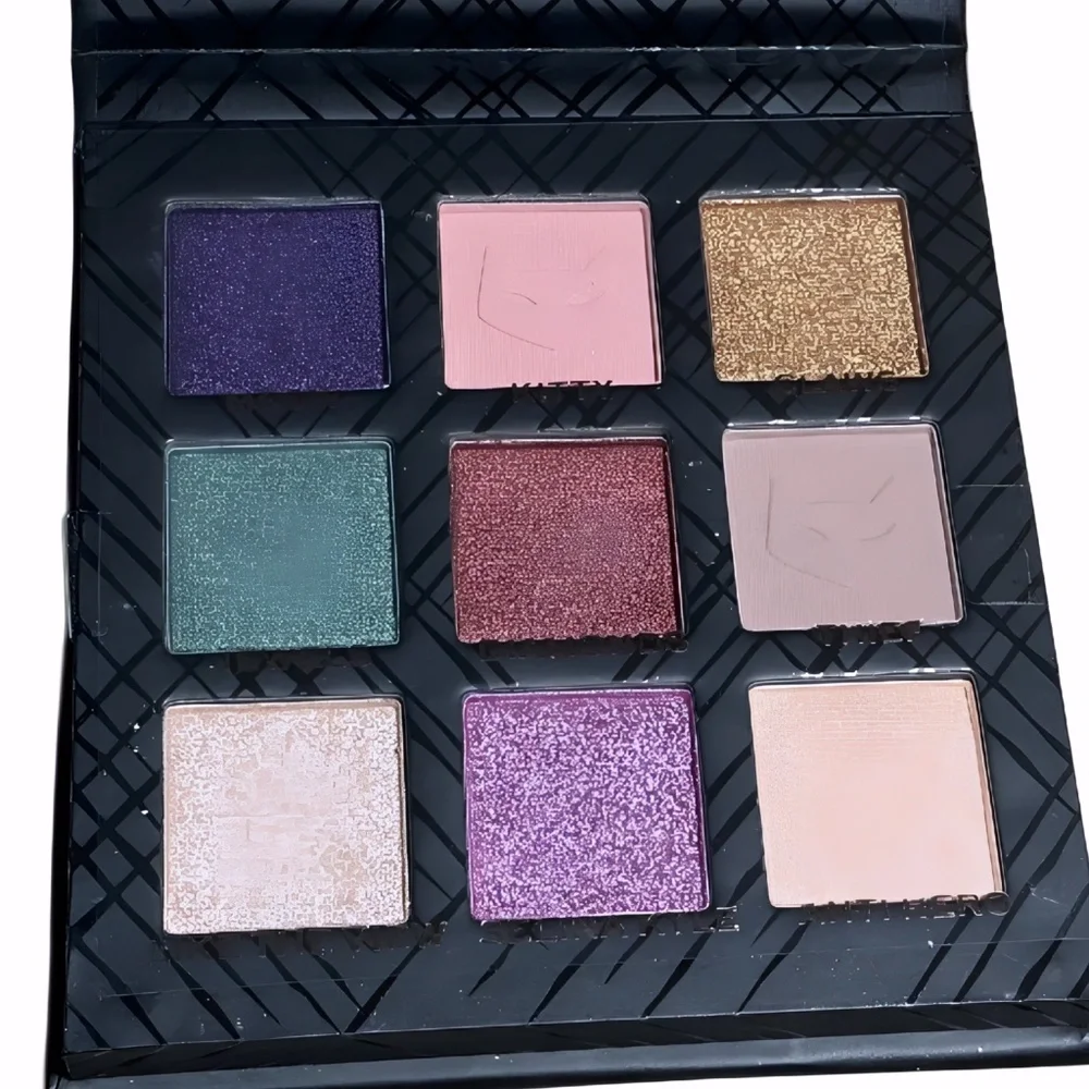 Catwoman Small Eyeshadow Palette, Revolution, 9 Shades, Mattes Shimmer, New Nwob